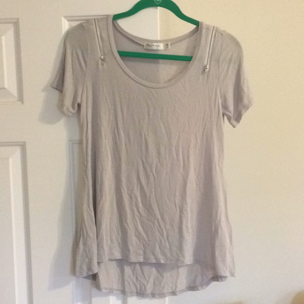 Lightweight tee with zippers